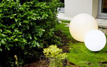 Côté jardin avec boules lumineuses pour créer une ambiance conviviale dans la rue Quentin-Bauchart