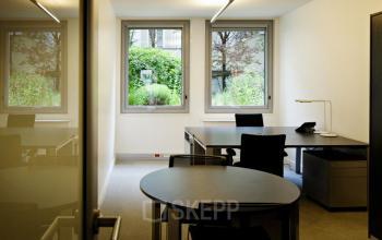 Bureau privatif avec table ronde pour vos interviews dans la rue Quentin-Bauchart