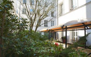 Notre patio est l'endroit idéal pour prendre une tasse de café pendant une journée ensoleillée dans la rue Saint-Honoré