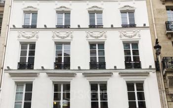 Vue de face immeuble de bureaux dans la rue Saint-Honoré