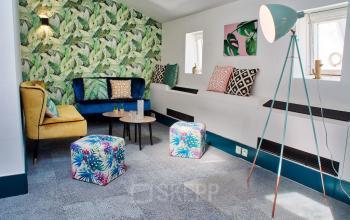 Notre salle de réunion comprend un coin confortable lequel est décoré avec goût dans la rue Saint-Honoré