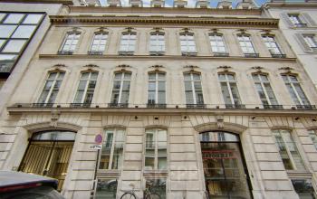 Vue frontale de l'immeuble de bureaux dans la rue de Cambacérès