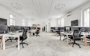 Espace de bureau à louer à Rue de Cambacérès 24, Paris 8ème, avec des bureaux modernes et des équipements informatiques.