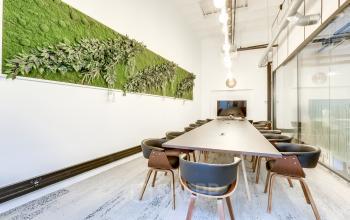 Cette salle de réunion dans la rue de Cambacérès est entièrement meublée