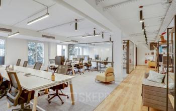 Espace de bureau à louer à Rue de Cambacérès 24, Paris 8ème, avec de grands bureaux partagés et des sièges confortables.