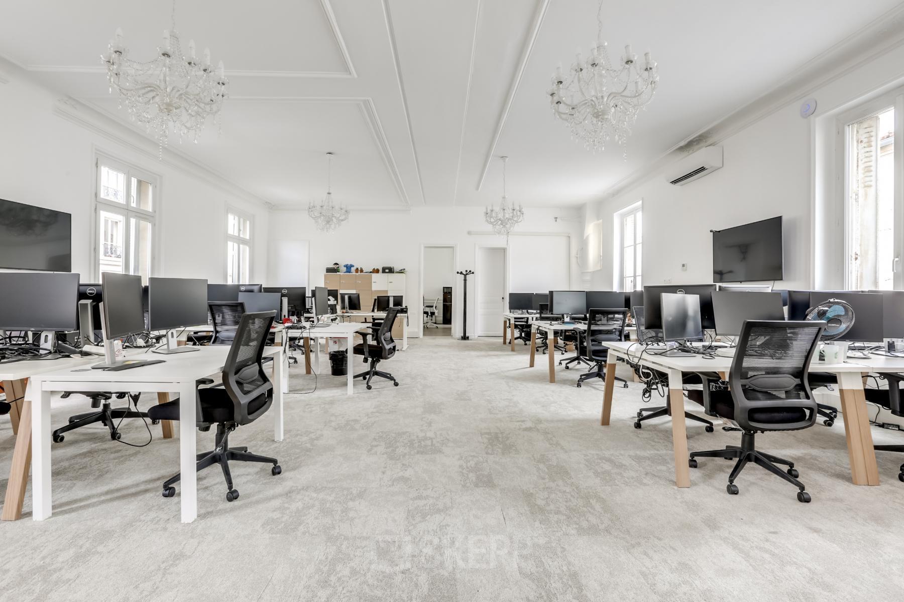 Cet open space spacieux est l'endroit idéal si vous souhaitez travailler en équipe