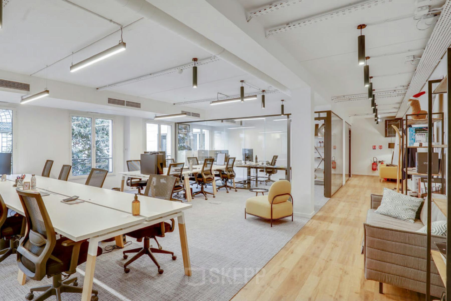 Espace de bureau à louer à Rue de Cambacérès 24, Paris 8ème, avec de grands bureaux partagés et des sièges confortables.