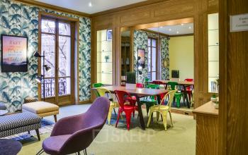 Un espace de convivialité est disponible pour passer des moments agréables avec vos collègues