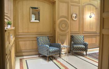 Une salle d'attente chaleureuse est disponible pour vos rendez-vous au boulevard Haussmann