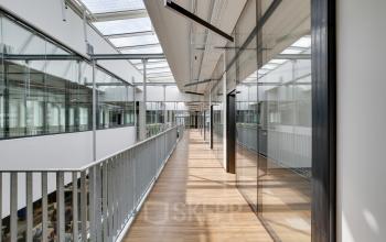 Nos couloirs bénéficient de la lumière du jour grâce aux fenêtres de toit 