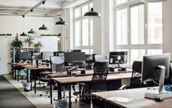 Espace de bureau à louer à Rue de Saint-Petersbourg 36, Paris 8ème. Grandes fenêtres laissant entrer la lumière naturelle, mobilier moderne, ambiance professionnelle.