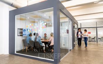 Espace de bureau à louer à Rue de Saint-Petersbourg 36, Paris 8ème. Salle de réunion vitrée avec des professionnels en discussion.
