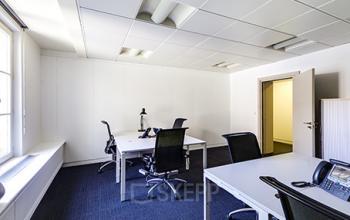 Cet espace de bureau est doté de fauteuils confortables à la rue de Londres
