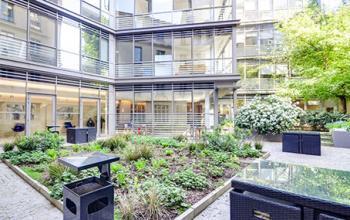Cour intérieure avec jardin au centre d'affaires à la rue de Londres