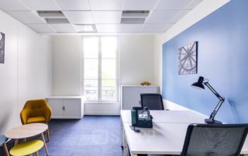 Espace de bureau convivial avec murs aux couleurs vives à la rue de Londres