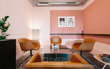 Cette salle de conférence est complètement adaptée à vos besoins dans la rue Jules Lefebvre
