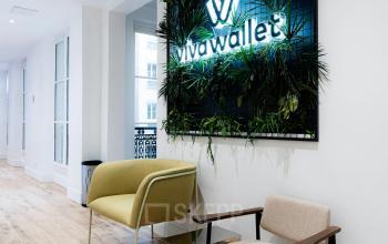 Espace d'accueil moderne à louer rue Chauchat 11, Paris 9ème, avec des fauteuils contemporains et un mur végétal élégant, idéal pour une location de bureau.