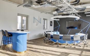 Espace de bureau à louer à rue de Provence 49, Paris 9ème, avec une grande table de réunion moderne et des chaises dans une salle lumineuse.