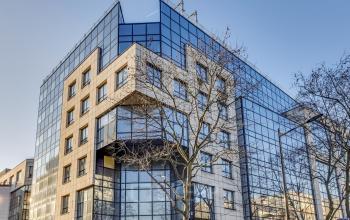 Façade immeuble de bureaux vitrés situé dans la rue Edouard Vaillant