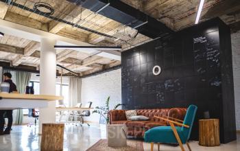 Un bureau en open space et un espace de convivialité décoré avec goût