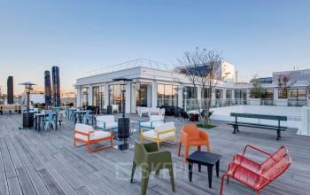Notre rooftop est l'endroit idéal pour siroter un verre avec vos collègues dans la rue de la Chapelle