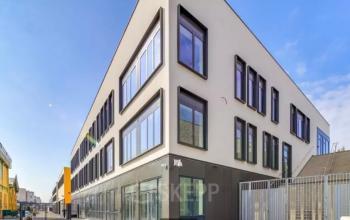 Façade immeuble de bureaux dans la rue de la Chapelle