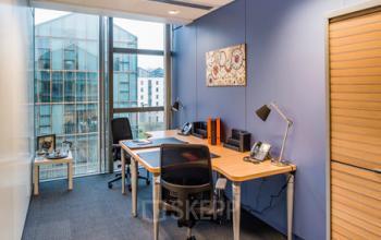 Espace de bureau coloré avec fauteuils confortables dans la Rue de Cambrai