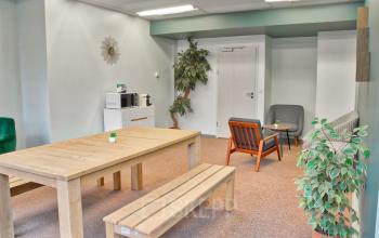 Espace décoré avec soin avec plantes d'intérieur au boulevard Macdonald