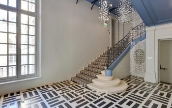 L'entrée du centre d'affaires est décorée avec soin
