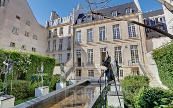La façade de notre immeuble de bureaux avec un jardin extérieur