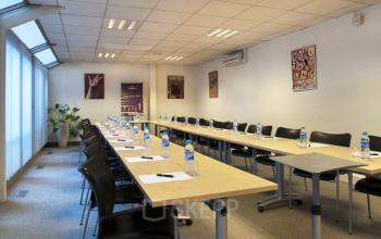 Une salle de réunion entièrement équipée est à votre disposition à l'avenue Victor Hugo