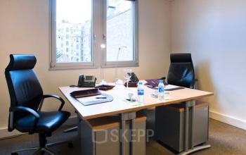 Cet espace de bureau est équipé de fauteuils confortables à l'avenue Victor Hugo