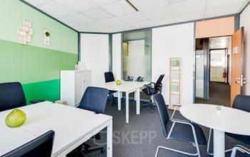 Cet espace de bureau est idéal pour travailler en équipe dans la rue de la Haye
