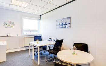 Ce bureau privatif est doté d'une table ronde pour vos entretiens dans la rue de la Haye