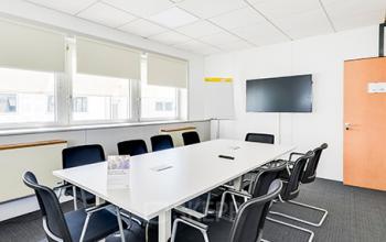 Cette salle de réunion est équipée d'un écran LCD pour que vous puissiez organiser vos événements d'entreprise en simplicite dans la tue de la Haye