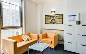 Ce coin de salon est équipe d'un canapé confortable pour un peu de repos après le travail dans la rue de la Haye