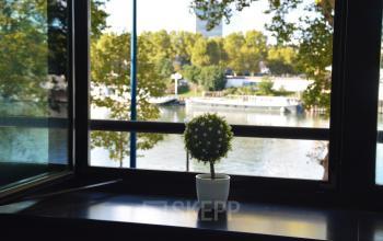 Ce bureau privatif avec vue sur la Seine fera vous rêver à l'allée de l'Europe