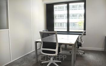 Ce bureau privatif est équipe de fauteuils confortables à l'allée de l'Europe