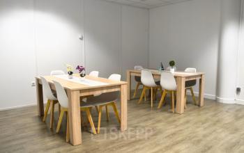 Notre salle à manger chaleureuse est l'endroit pour déjeuner avec vos collègues à l'allée de l'Europe