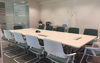 Cette salle de réunion est entièrement équipée et peut être utilisée pour des réunions et accueillir vos clients dans un cadre différent à la Place de l'Iris
