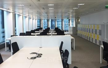 Zone de coworking où vous pourrez partager vos idées avec vos collègues à la Place de l'Iris