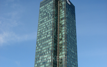 Immeuble de bureaux à Paris La Défense près de la station de métro Esplanade
