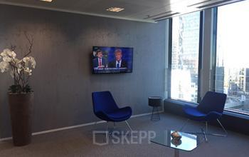 Salle d'attente avec mobilier et télé à la Place de l'Iris