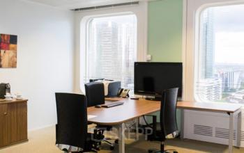 Espace de bureau avec télé pour vos présentations à la Défense