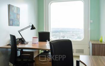 Ce bureau meublé pourrait être votre futur lieu de travail à la Défense