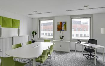 Bureau privé doté d'une large table pour vos interviews à l'allée de l'Arche