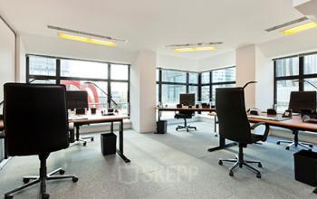 Espace de bureau spacieux doté de fauteuils ergonomiques à l'allée de l'Arche