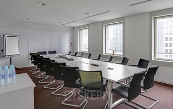 Salle de réunion avec fauteuils en cuir et table de conférence à l'allée de l'Arche