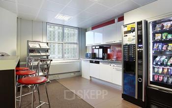 Coin de cuisine avec machine à boissons gazeuses et distributeur de bonbons à la Grande Arche