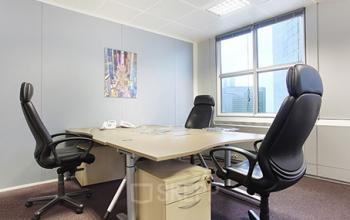 Espace de bureau prêt à l'emploi doté de fauteuils confortables à la Grande Arche